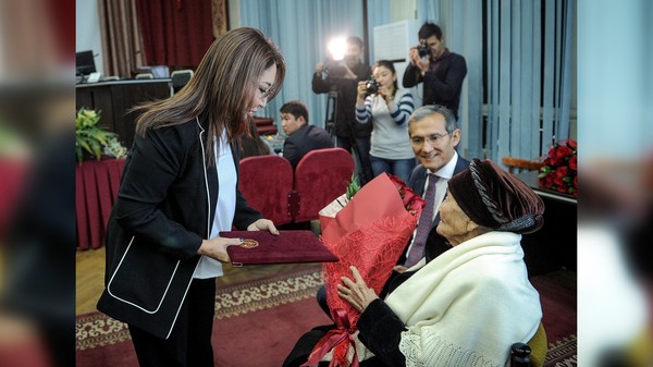 Вице-премьер-министр илимге эмгеги сиңген ишмер Мария Нанаеваны 90 жылдык мааракеси менен куттуктады