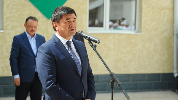 Премьер-министр М.Абылгазиев Чоң-Алайдагы 2 мектептин ачылышына катышты (сүрөт)