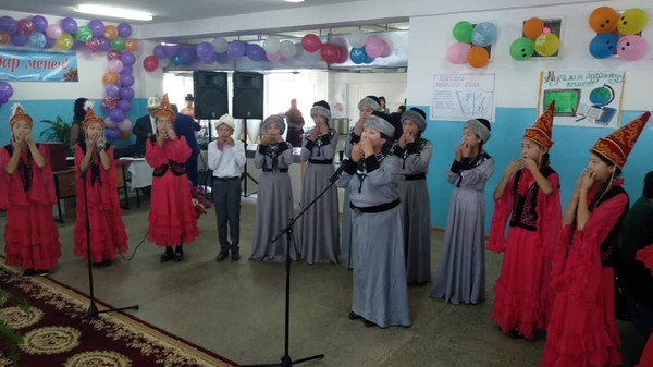 Мугалимдер күнү: Ысык-Көл районунда окуучулар мугалимдерге концерт коюп беришти