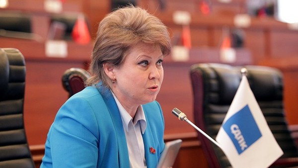 Депутат Ирина Карамушкина мектептерде иштеген мугалимдерге ыраазычылык билдирди. Эмне үчүн?