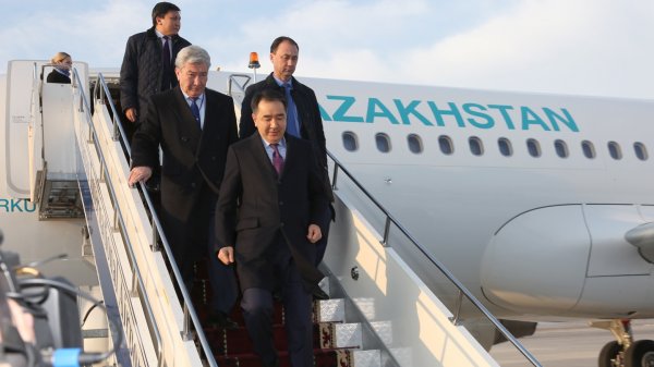 В Кыргызстан прибыл глава правительства Казахстана Бакытжан Сагинтаев для участия в заседании Евразийского межправсовета — Tazabek