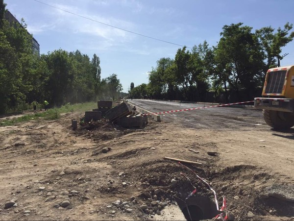 Мэрия: Жители улиц Кольбаева и Фрунзе начали снос заборов и пристроек, препятствующих продолжению строительства дорог (фото) — Tazabek
