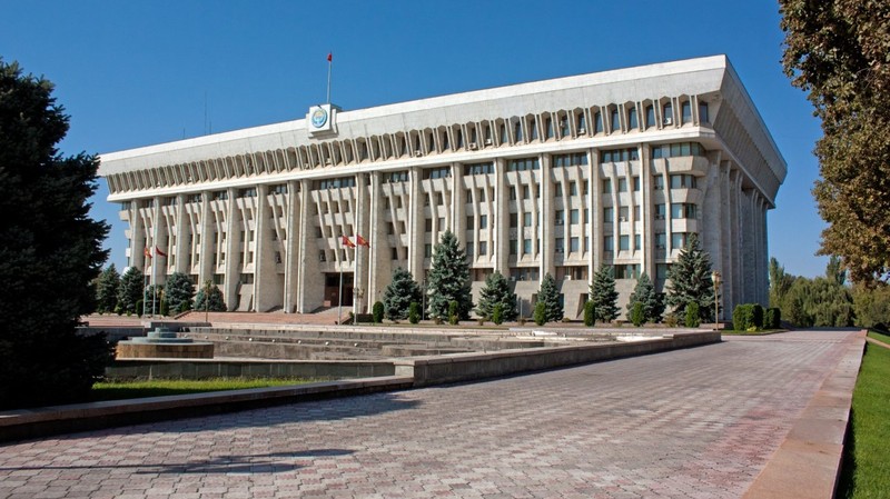 На балансе Управделами Жогорку Кенеша находится служебный дом для депутатов из 30 квартир стоимостью 140 млн сомов (список, балансовая стоимость) — Tazabek