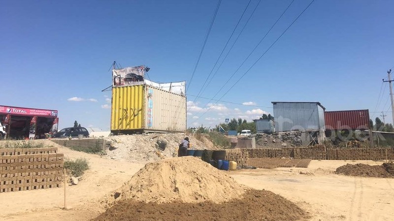 Фото — Госэкотехинспекция выявила ряд незаконных строений и торговых точек по объездной дороге в районе рынка «Дордой» — Tazabek