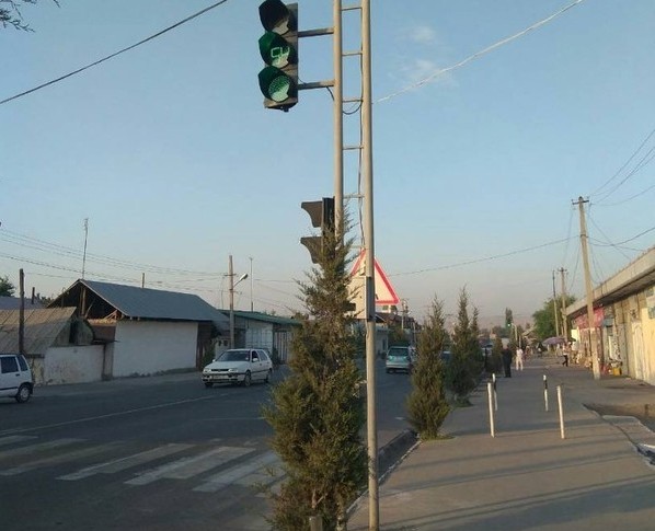 В городе Узген возле школы около трассы установили светофор