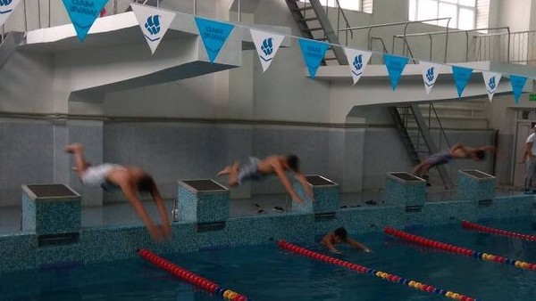 В Бишкеке в рамках Школьной лиги после мини-футбола и ордо начались соревнования по плаванию