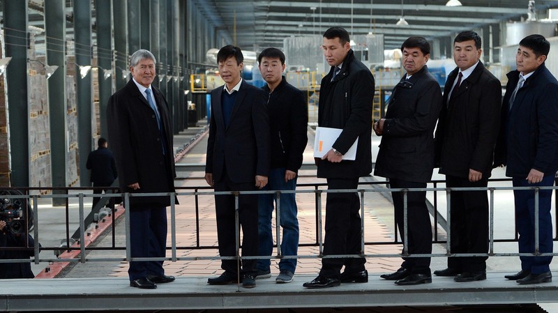 Фото — Президент А.Атамбаев посетил завод по производству кафеля в селе Военно-Антоновка — Tazabek