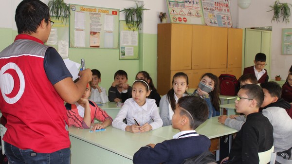 Волонтеры Красного полумесяца обучают школьников Бишкека правилам дорожного движения