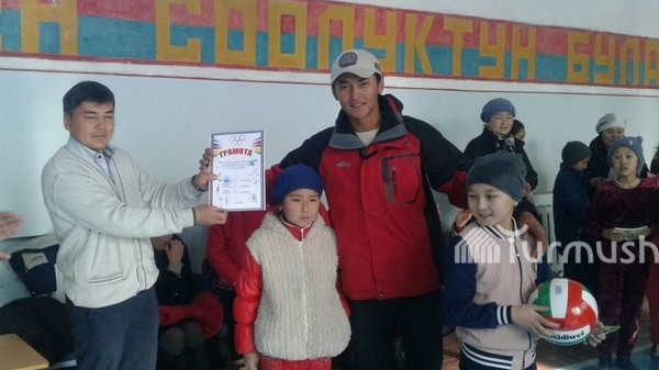 В Ак-Тале ученики школы им. Ш.Бейшеналиева и их родители соревновались в эстафетных играх с мячом и скакалкой