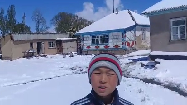 Третьеклассник из Иссык-Куля снял видеоролик про выпавший в селе снег