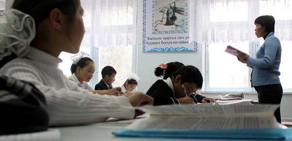 В Кыргызстане сократили три тысячи учителей
