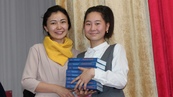В жилмассиве Бишкека в День девочек прошла мотивационная встреча блогеров со школьниками
