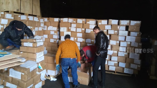 Фото — Учебники, отпечатанные в Италии и Вьетнаме и доставленные до кыргызской границы, отгружают в регионы