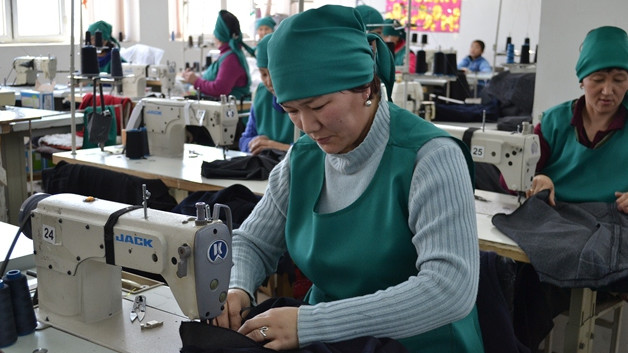 Правительство планирует снизить тарифы страховых взносов с 27% до 12% для текстильного и швейного производств — Tazabek