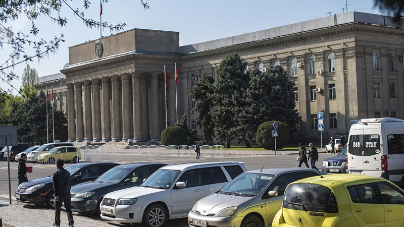 Кто из должностных лиц  в Кыргызстане может пользоваться персональным авто? (Перечень) — Tazabek