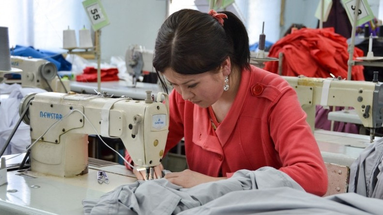 Замглавы ГКПЭН озвучил факторы, позволившие производителям одежды получить преимущества на российских и казахстанских рынках — Tazabek