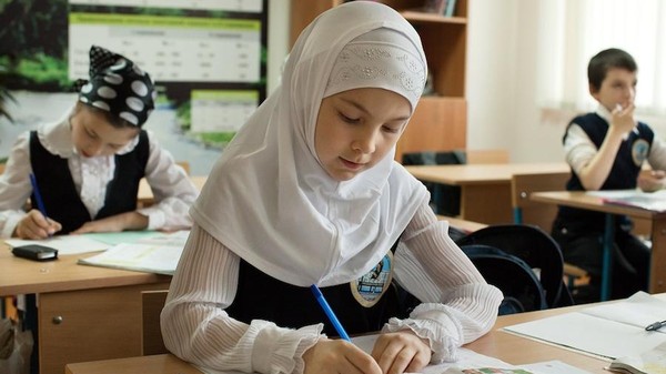 Мектепке хиджаб кийип барууга болобу? (Билим берүү министрлигинин жообу)
