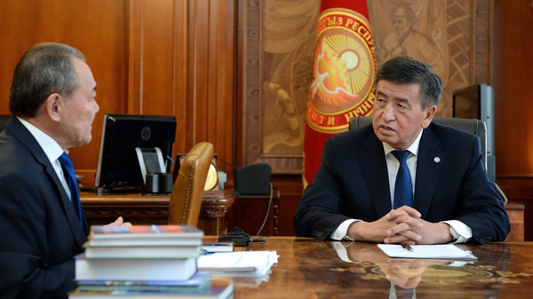 Президент С.Жээнбеков бала бакчалар менен башталгыч класстарда кыргыз тилин окутуу маселесин козгоду