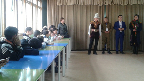 Бишкекте окуучулар карылар жана балдар үйүнө барып, Айтматовдун чыгармаларынан үзүндүлөрдү аткарып беришти (сүрөт)