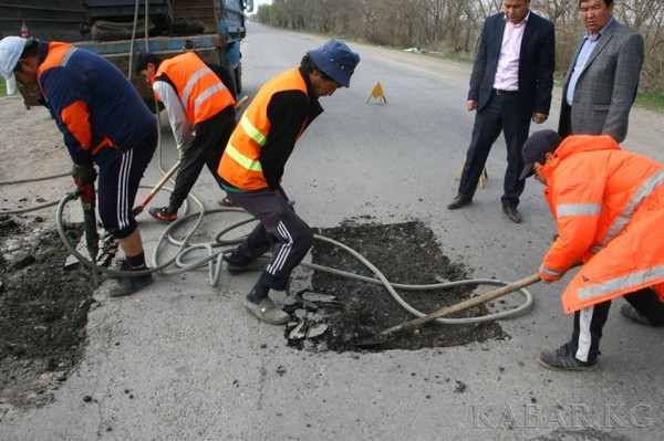 Минтранс отремонтировал ямы на 6 автодорогах Чуйской области за 3,4 млн сомов — Tazabek
