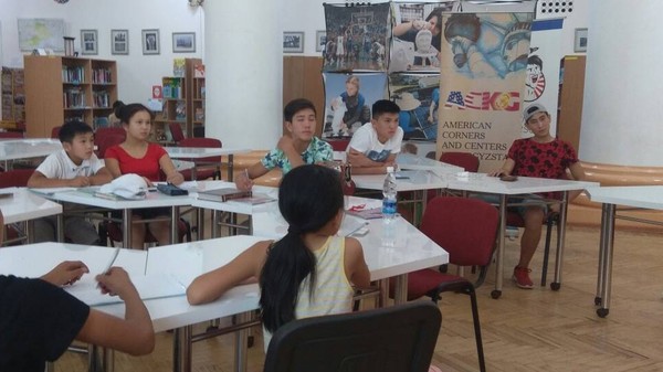 Как бишкекские школьники во время каникул бесплатно практикуют английский язык (фото)