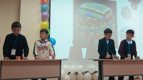 В Оше среди школьников провели первый конкурс по скоростной сборке кубика Рубика (фото, видео)