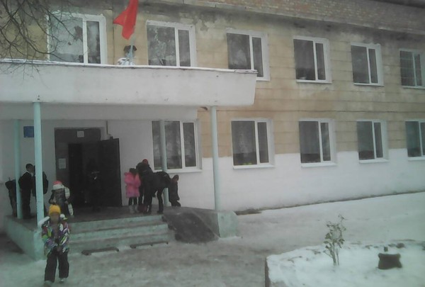 В школе села Озерный, рассчитанной на 190 мест, учатся 1800 учеников, учеба организована в 4 смены