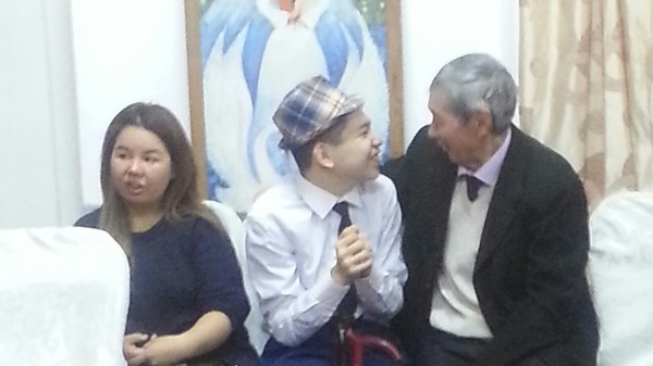 Студенты БГУ и соцработники организовали праздник в столичном реабилитационном центре и доме престарелых Бишкека