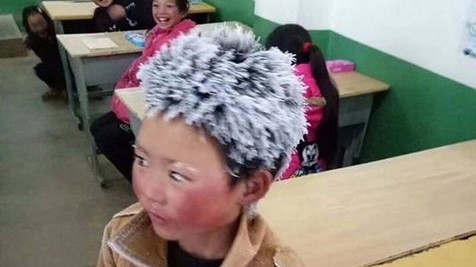 Волосы 10-летнего китайского школьника заледенели, пока он шёл 5 км, чтобы успеть на урок