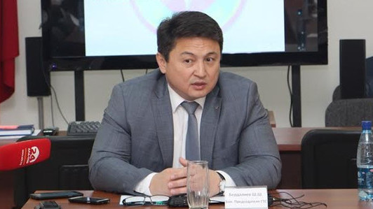 Депутат Р.Момбеков спросил, на какой стадии уголовное дело на Ш.Бердалиева, в ГКНБ сказали, что ему обвинение не предъявлено (уточнено) — Tazabek
