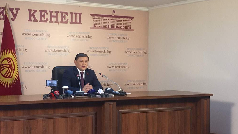 Спикер Д.Джумабеков прокомментировал ситуацию вокруг ТЭЦ Бишкека и уход Сапара Исакова с должности премьера — Tazabek