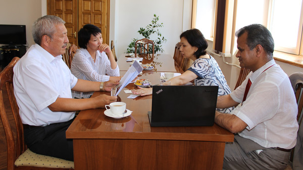 Профессор Кембриджа и президент Академии наук Кыргызстана обсудили вопрос создания карты научных лабораторий ЦА