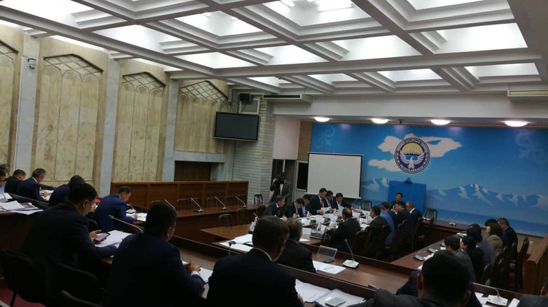 Депутат попросил дать информацию по заявлению экс-президента КР о недопоступлении в бюджет 10 млрд сомов из-за «серых схем» — Tazabek