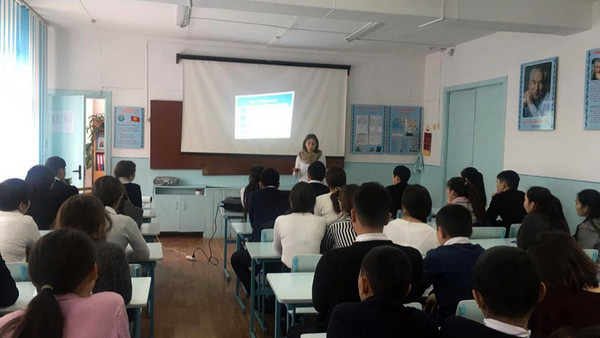 Учащимся школ Бишкека рассказали о правах человека и международных конвенциях