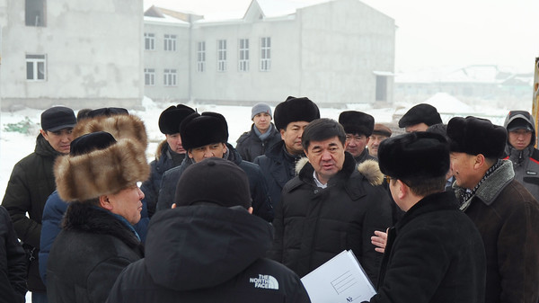 Премьер ознакомился с ходом строительства школы в селе Военно-Антоновка (фото)