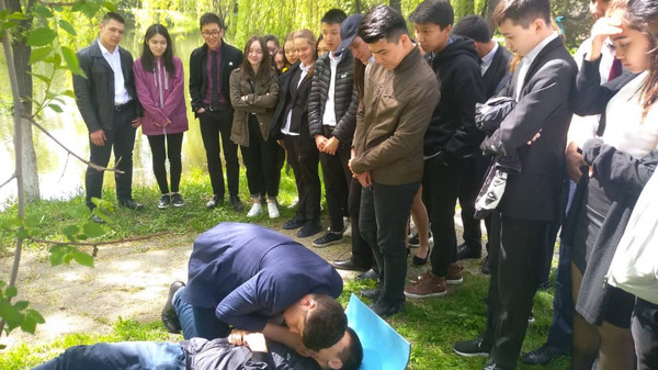 Водолазная служба обучила школьников и студентов Бишкека безопасному поведению на воде
