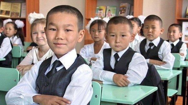 Кыргызстанда 1,2 миллион окуучуга 81 миң мугалим билим берет