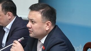 Депутат Т.Тиллаев покритиковал правительство за отсутствие работы по СЭЗ «Лейлек»,  к которой стоит очередь инвесторов, а рядом Таджикистан строит крупный город — Tazabek