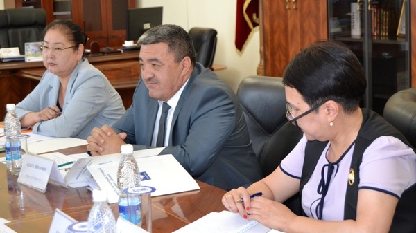 Последующие шаги по продвижению школьного питания обсудили мэр Бишкек и представители Всемирной продовольственной программы ООН