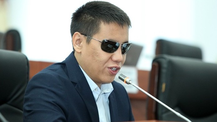 Депутат предложил Минфину переформулировать освобождение от подоходного налога сотрудников Финпола как повышение их зарплаты на 1,5 тыс. сомов в месяц — Tazabek