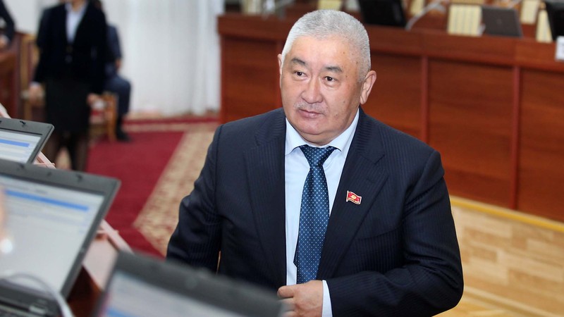 Депутат предложил отремонтировать гостиницу «Иссык-Куль» и встречать там делегации, чтобы не перекрывать дороги в городе — Tazabek
