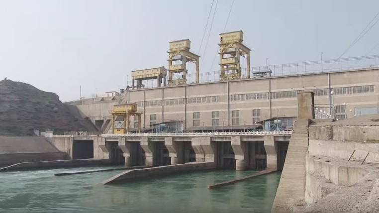 На капремонт дорожного покрытия моста на плотине Уч-Курганской ГЭС потратят 2,7 млн сомов — Tazabek