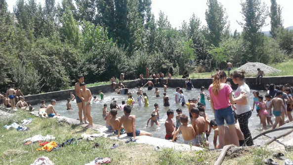 Фото — В летнем лагере в Жалал-Абадской области для школьников соорудили большой бассейн