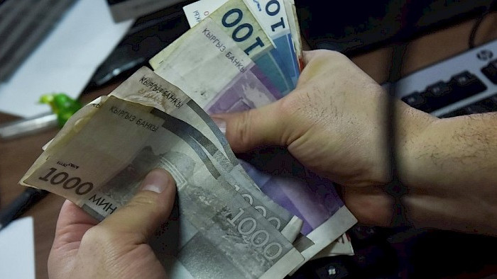 Правительство прогнозирует рост средней зарплаты до 19,6 тыс. сомов к 2021 году — Tazabek