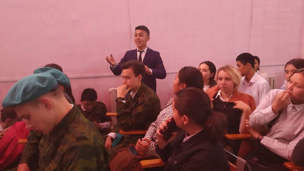 В Бишкеке со школьными лидерами поговорили о помощи в профилактике правонарушений среди учеников