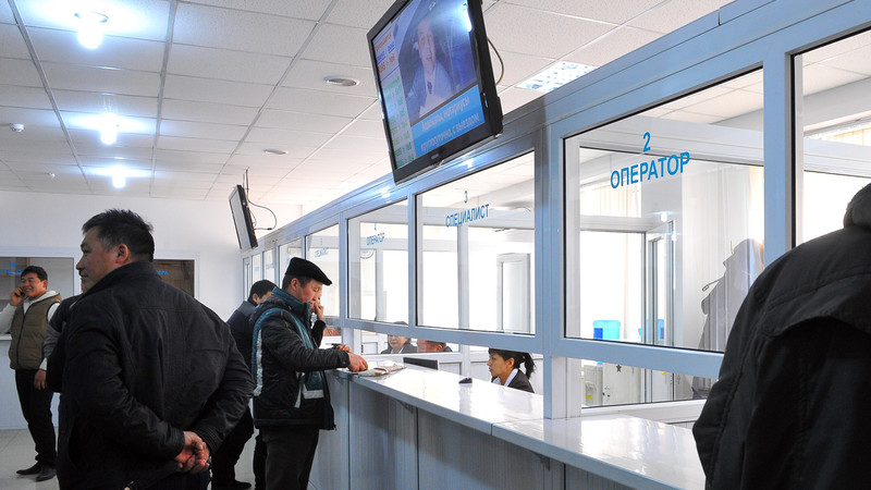ГКНБ: Задержан начальник Бишкекского отдела регистрации транспортных средств и водительского состава — Tazabek