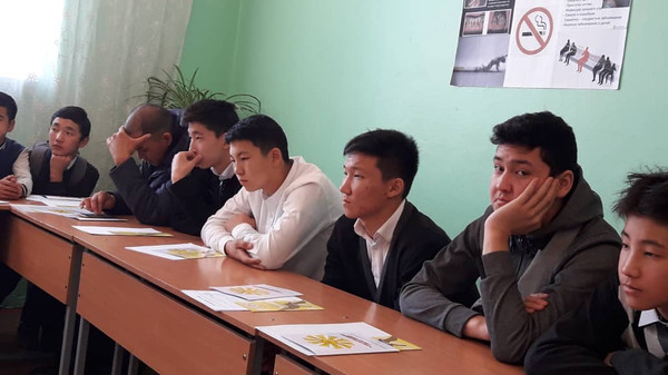 Для старшеклассников пяти школ Бишкека провели круглый стол, где объяснили вред алкоголя и табака