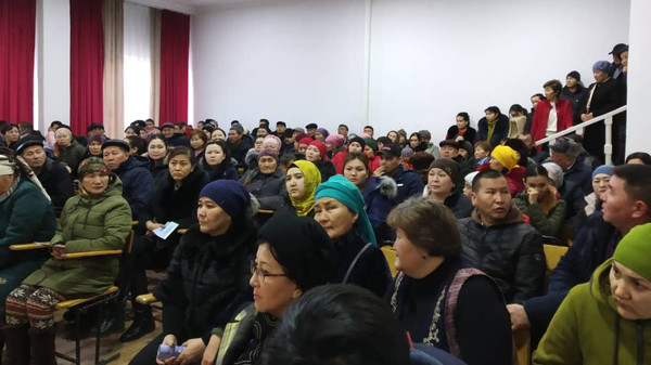 Закрепить светоотражающие элементы на портфелях школьников призывает УОБДД Бишкека