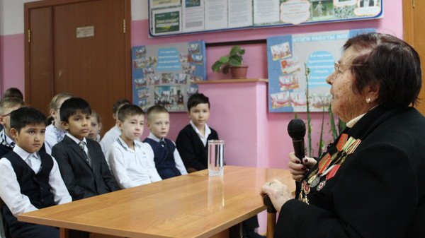 В школе российской авиабазы в Канте ветеран блокадного Ленинграда провела «урок мужества» (фото)