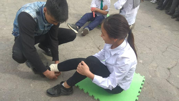 Для школьников Бишкека провели День гражданской защиты (фото)